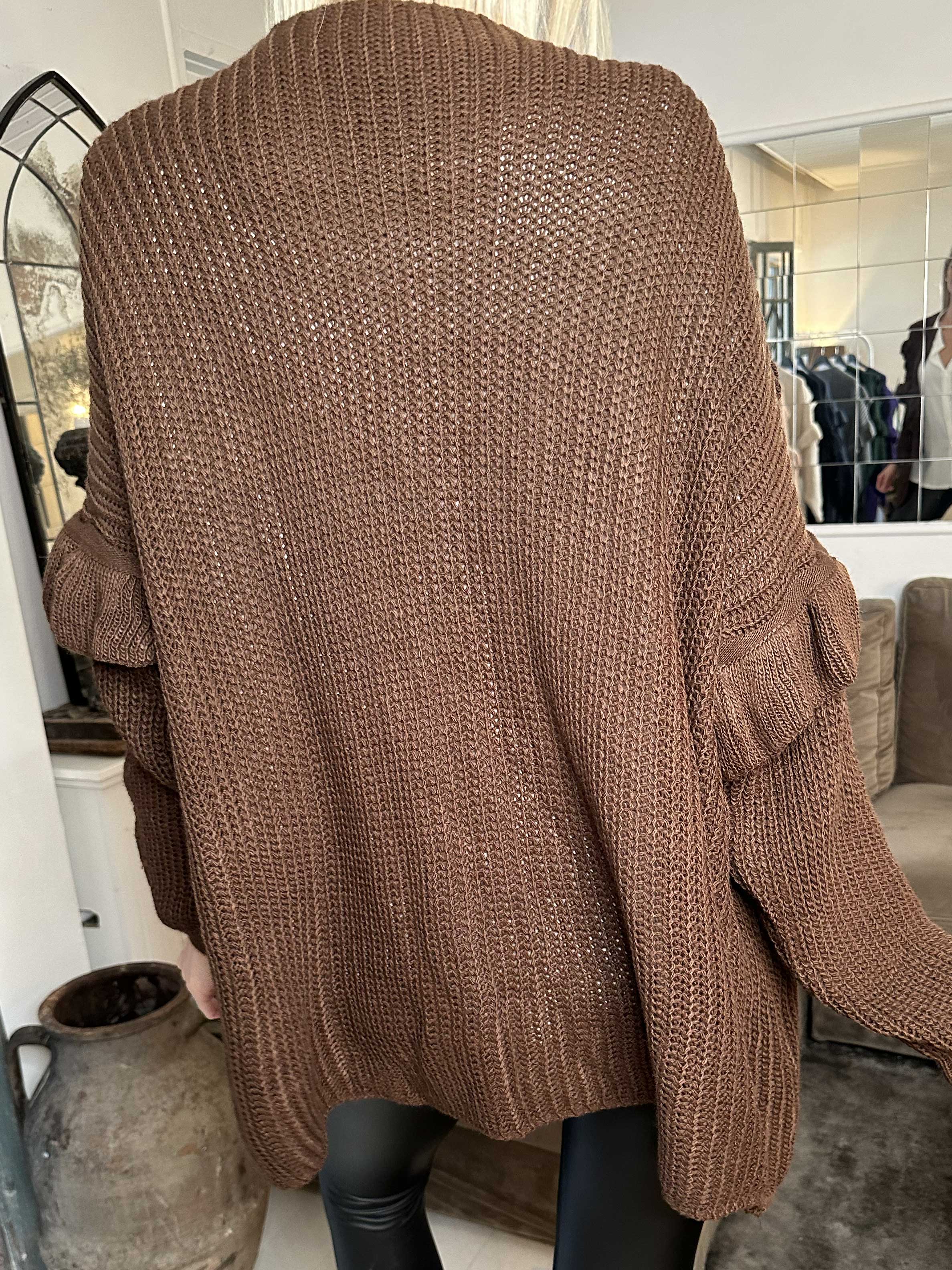 Ellis Cardigan - Fin stickad kofta med fina volangdetaljer